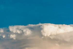 várias formas de nuvens em diferentes níveis de fundo azul foto