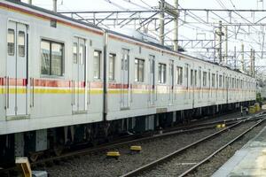 viajante linha às a saída estação. estrada de ferro com trem fotografia foto