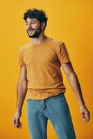 homem pessoa emoção casual fotogênico adulto feliz fundo vestuário modelo amarelo confiante estilo de vida foto