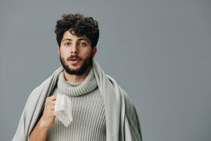 estilo de vida homem isolado expressão confiante jovem pessoa retrato sério fundo branco face foto