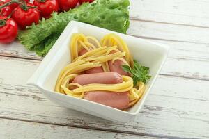 mini salsichas com macarrão espaguete foto