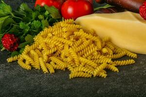 massa italiana crua fusilli para cozinhar foto