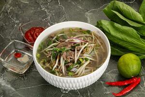 vietnamita sopa pho bo com carne foto