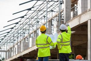 por trás de duas engenharias no canteiro de obras foto