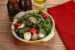 salada com atum, tomate, Codorna ovo e Rúcula foto