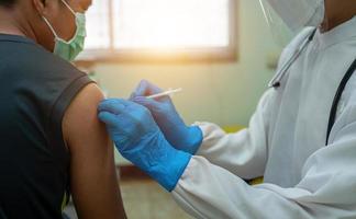 as pessoas geralmente recebem vacinas para prevenir a disseminação do coronavírus ou covid-19. foto
