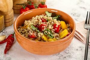 dietético vegetariano Quinoa com legumes foto