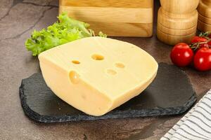 gourmet maasdam queijo com orifício foto