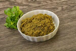 pesto de molho verde com manjericão foto