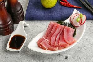 japonês cozinha - fatiado atum sashimi foto