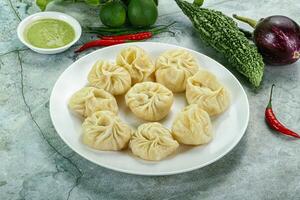 nepalês cozido no vapor dumplings momo com sause foto