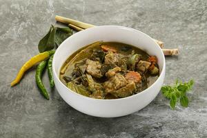 tailandês verde Curry sopa com manjericão foto