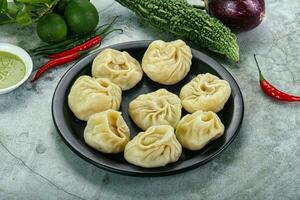 nepalês cozido no vapor dumplings momo com sause foto