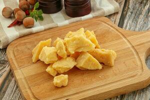 pedaços de queijo parmesão duro esmagado foto