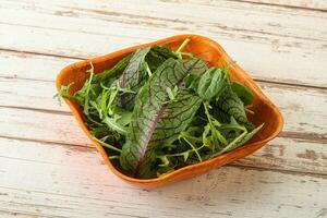 salada de mistura verde na tigela foto