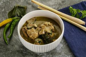 tailandês verde Curry sopa com manjericão foto