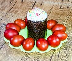 Páscoa bolo e pintado vermelho Páscoa ovos. Comida para a Páscoa mesa. foto