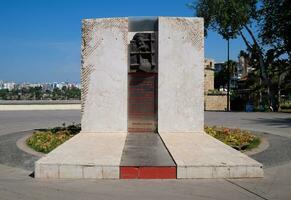 político monumento dentro karaalioglu parque, antalya. foto