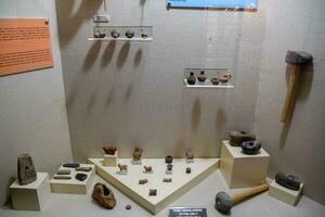 antigo pedra machados e cerâmica. exposições do a Antalya museu do antiguidade. foto