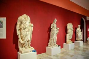 mármore estátuas do Deuses e imperadores do antiguidade dentro a museu do antiguidades do Antália, peru. foto