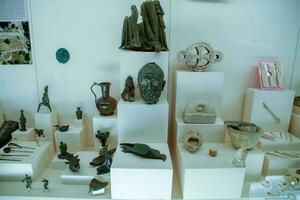 argila e metal pratos e argila estatuetas e estatuetas dentro a museu do antiguidade do antalya. foto