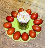 Páscoa bolo e pintado vermelho Páscoa ovos. Comida para a Páscoa mesa. foto