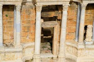 mármore estátuas às a colunas do a anfiteatro dentro Hierápolis, peru. foto