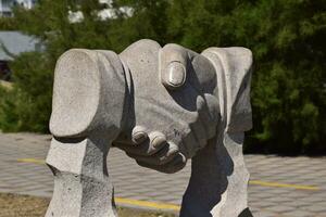 escultura aperto de mão. símbolo do amizade e cooperação foto