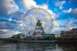 uma ferris roda às a urbano cidade dentro yokohama Largo tiro foto