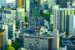 uma crepúsculo miniatura paisagem urbana de Alto ângulo Visão às a urbano rua dentro Osaka foto