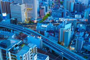 uma crepúsculo panorama paisagem urbana perto a estrada de ferro dentro Osaka telefoto tiro foto