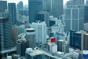 uma Alto ângulo paisagem urbana perto a rodovia dentro Osaka foto