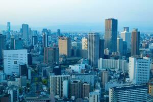 uma alvorecer panorâmico paisagem urbana perto iodo rio dentro Osaka foto