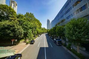 uma tráfego geléia às a urbano rua dentro Tóquio Largo tiro foto