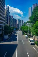 uma tráfego geléia às a urbano rua dentro Tóquio Largo tiro foto