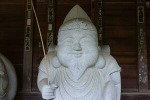 uma japonês guardião estátua às a tradicional rua dentro Tóquio foto