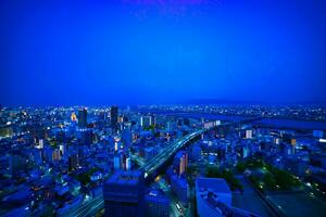 uma alvorecer panorâmico paisagem urbana perto iodo rio dentro Osaka Largo tiro foto