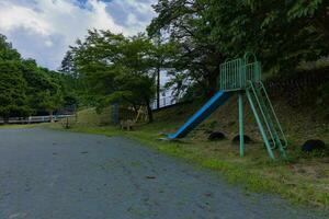 uma Parque infantil equipamento do a fechadas elementar escola terra foto