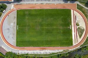 aéreo topo Visão do futebol futebol Esportes lazer campo chão, cidade estádio foto