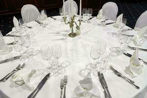 elegante mesa configuração para uma casamento, banquete, ou uma recepção foto