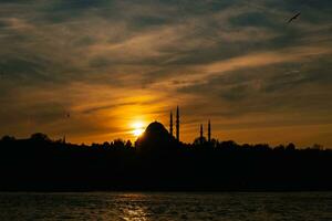 Istambul pôr do sol Visão a partir de dourado buzina. suleymaniye mesquita às pôr do sol foto