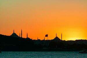 suleymaniye e fatih mesquitas às pôr do sol. islâmico fundo foto