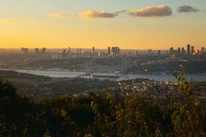 Istambul Horizonte a partir de camlica colina. bósforo ponte e Istambul foto