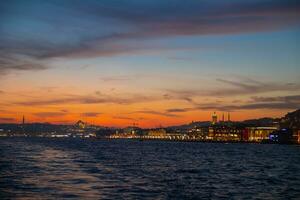 galataport e paisagem urbana do Istambul às pôr do sol foto