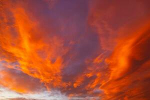 dramático laranja nuvens às pôr do sol. pôr do sol cloudscape. foto