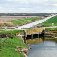 pontes através irrigação canais. arroz campo irrigação sistema foto