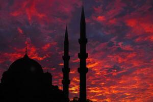 islâmico conceito imagem. silhueta do uma mesquita com dramático nuvens às pôr do sol foto