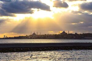 Istambul fundo foto. raios solares entre a dramático nuvens foto