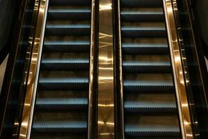 escadas rolantes dentro a moderno prédio. escada rolante fundo foto