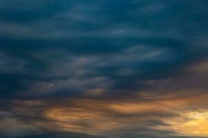 dramático nuvens às nascer do sol. clima fundo foto